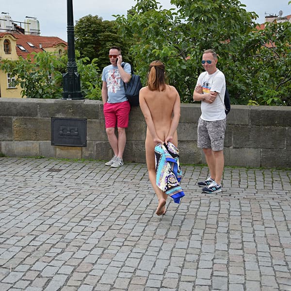 Голая чешка гуляет по центру Праги 42 фото