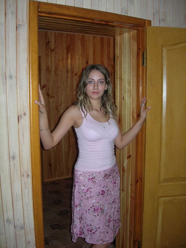 Молодые украинки в одежде и без 35 фото