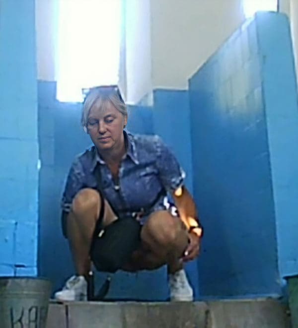 Скрытая камера в общественном женском туалете 15 фото