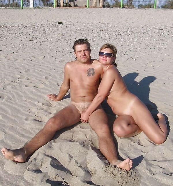 Голые парни с девушками на нудистском пляже 22 фото