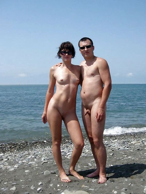 Голые парни с девушками на нудистском пляже 33 фото