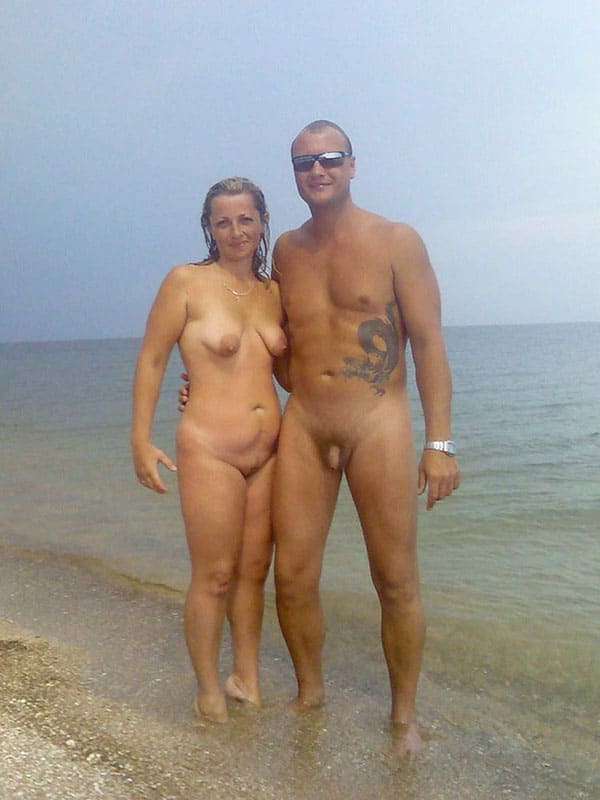 Голые парни с девушками на нудистском пляже 35 фото