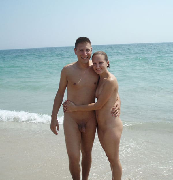 Голые парни с девушками на нудистском пляже 37 фото
