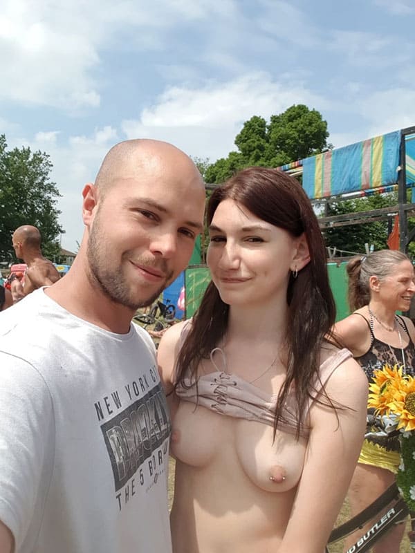 Молодая пара попала на праздник нудистов 4 фото