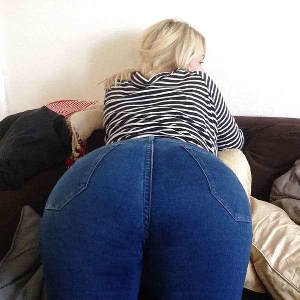 Жена раком спустила джинсы с большой задницы 2 фото
