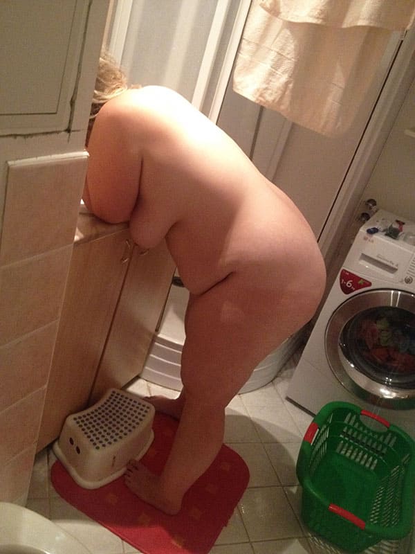 Очень пьяная жена спит в туалете голая 1 фото