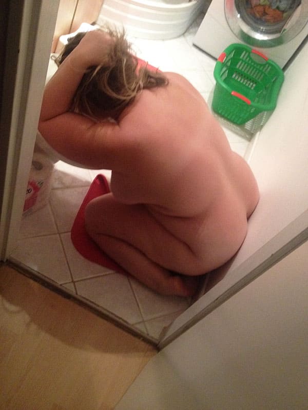 Очень пьяная жена спит в туалете голая 4 фото