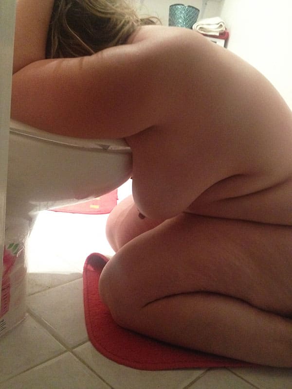Очень пьяная жена спит в туалете голая 5 фото