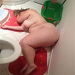 Очень пьяная жена спит в туалете голая