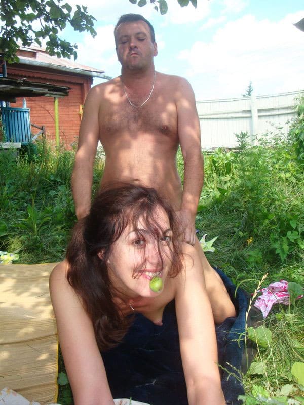 Мужик трахает в саду раком довольную жену которая держит в зубах зеленое яблочко