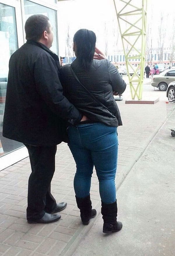 Мужик на улице засунул руку под леггинсы своей толстой подруги с большой задницей