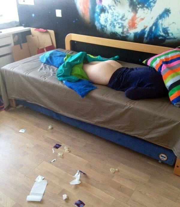 Пьяная девушка с голой попой спит на диване под которым валяется куча использованных презервативов