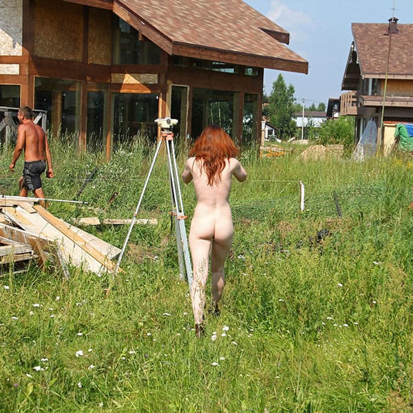 Голая девушка пришла на стройку к русским мужикам 46 фото