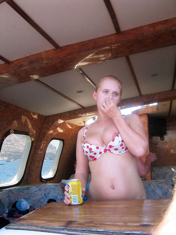 Девушка на катере в купальнике в которые не помещаются ее сиськи