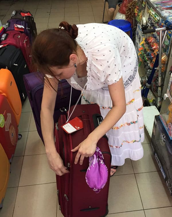 В магазине чемоданов женщина засветила острый сосок под платьем