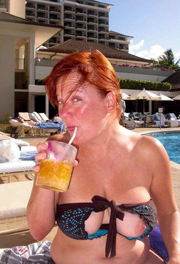 Пьяная жена отдыхает на бассейне отеля не замечая огромный сосок торчащий из купальника