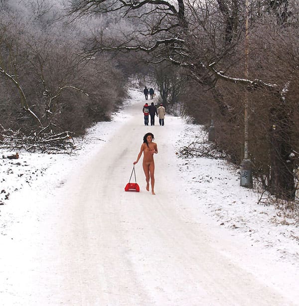 Голая девушка катается на санках зимой 10 фото