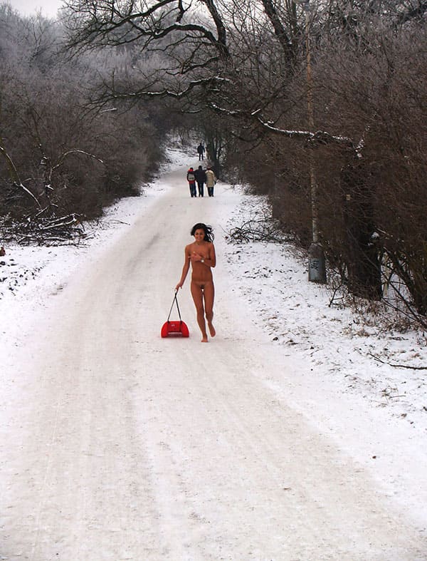 Голая девушка катается на санках зимой 11 фото