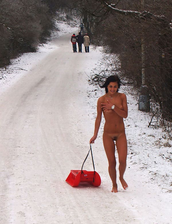 Голая девушка катается на санках зимой 13 фото