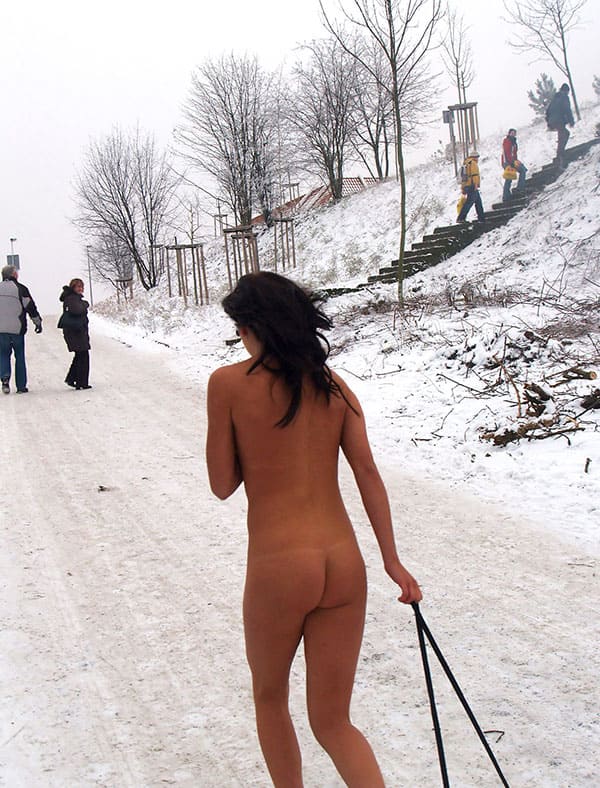 Голая девушка катается на санках зимой 14 фото