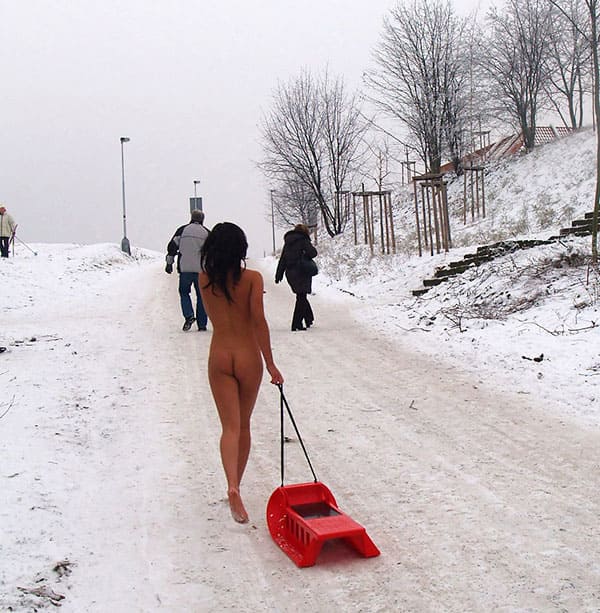 Голая девушка катается на санках зимой 15 фото