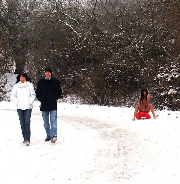 Голая девушка катается на санках зимой 16 фото