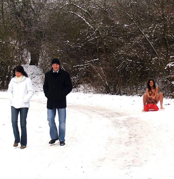 Голая девушка катается на санках зимой 17 фото