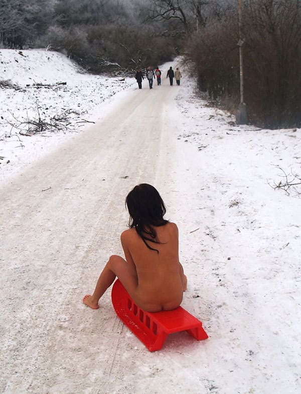 Голая девушка катается на санках зимой 2 фото