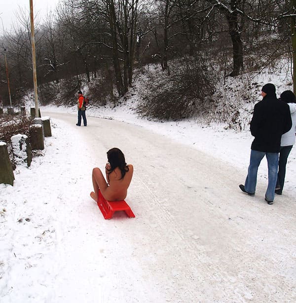Голая девушка катается на санках зимой 20 фото