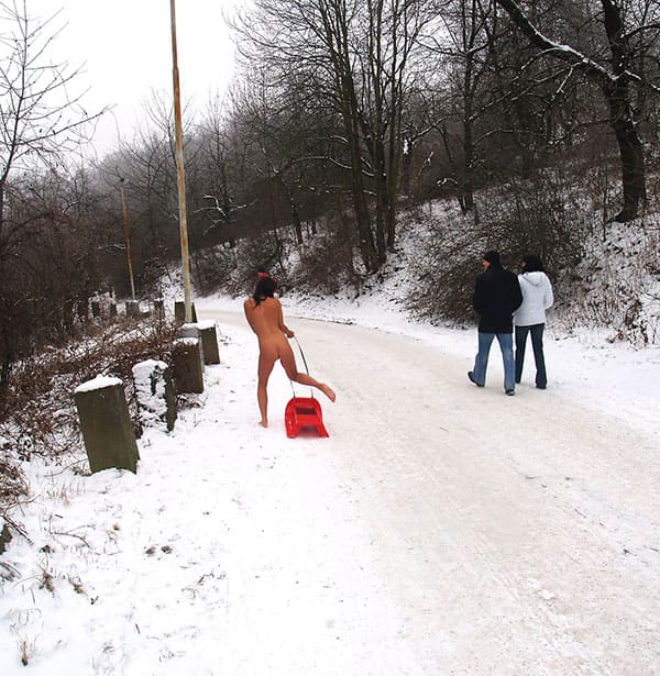 Голая девушка катается на санках зимой 21 фото