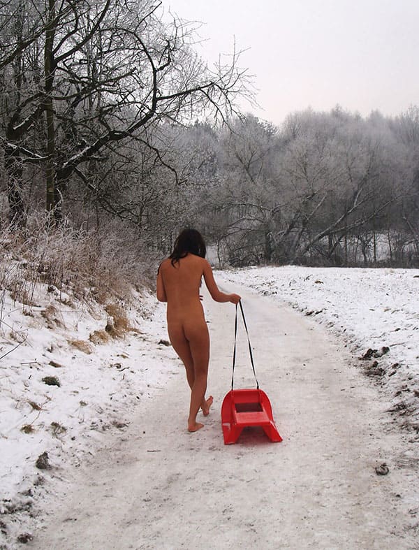 Голая девушка катается на санках зимой 24 фото