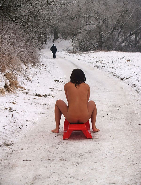 Голая девушка катается на санках зимой 25 фото