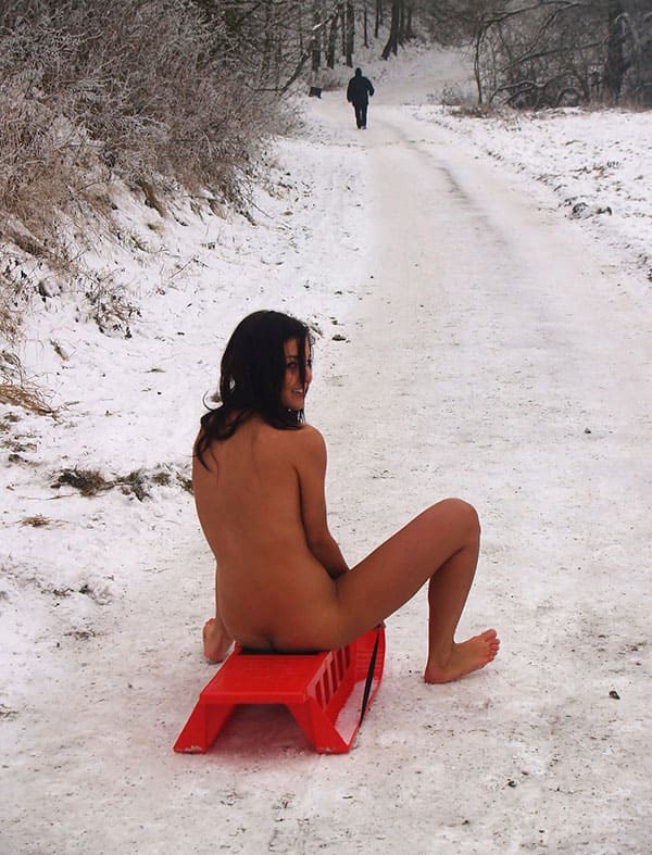 Голая девушка катается на санках зимой 26 фото