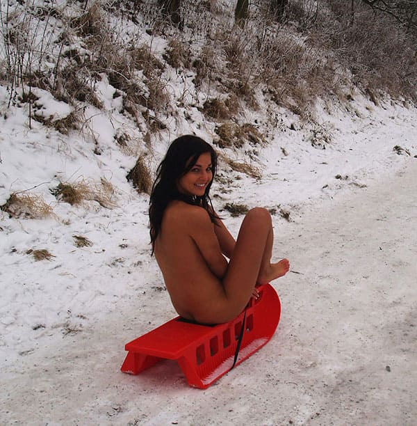 Голая девушка катается на санках зимой 28 фото