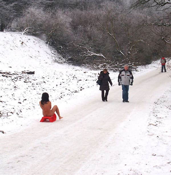 Голая девушка катается на санках зимой 5 фото