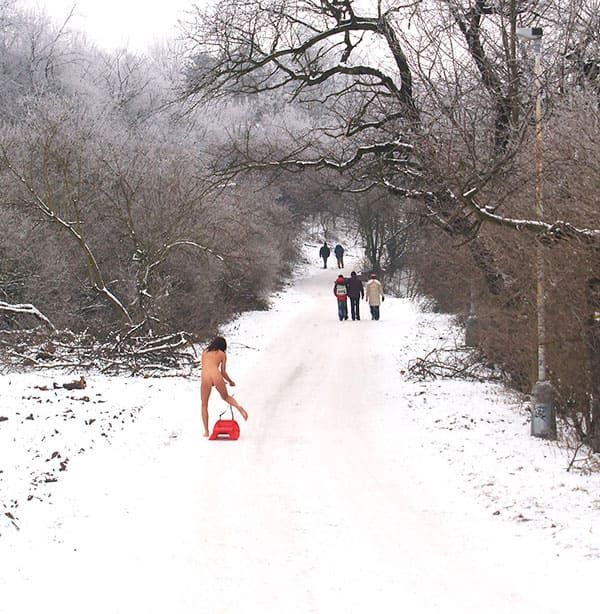 Голая девушка катается на санках зимой 8 фото