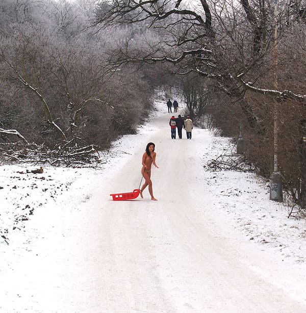 Голая девушка катается на санках зимой 9 фото