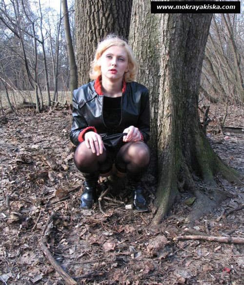 Блондинка писает в лесу 4 фото