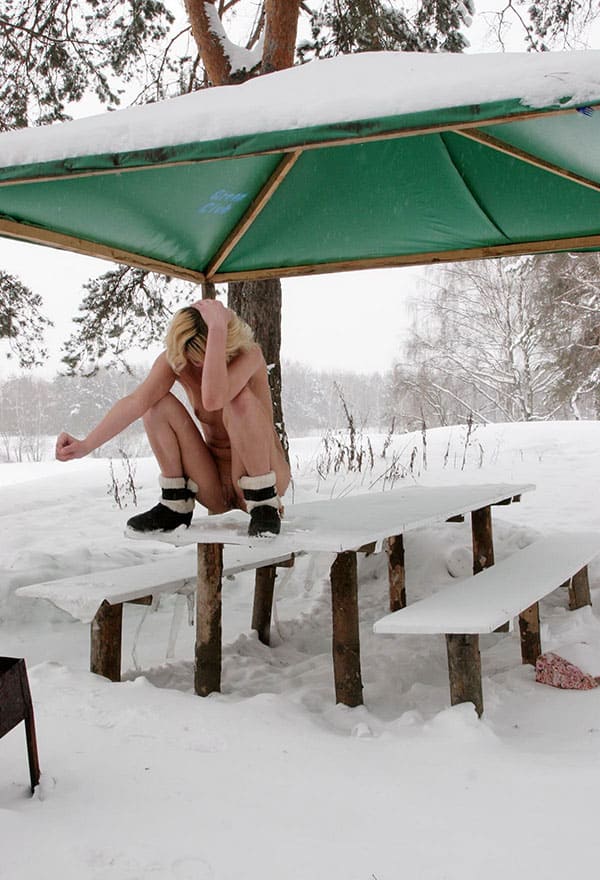 Молодая девушка писает зимой на природе 1 фото