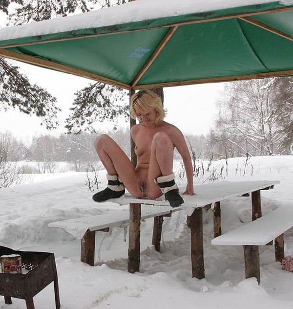 Молодая девушка писает зимой на природе 106 фото