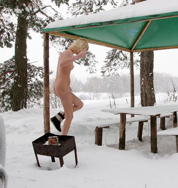 Молодая девушка писает зимой на природе 52 фото