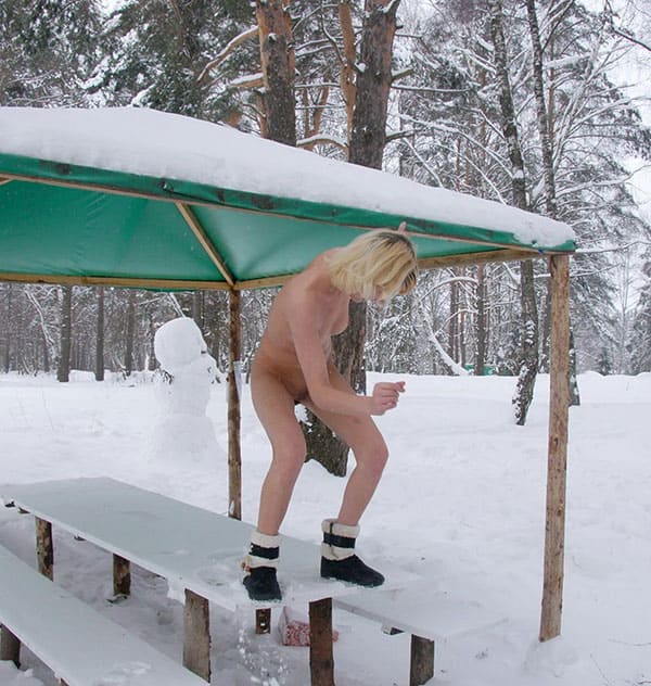 Молодая девушка писает зимой на природе 67 фото