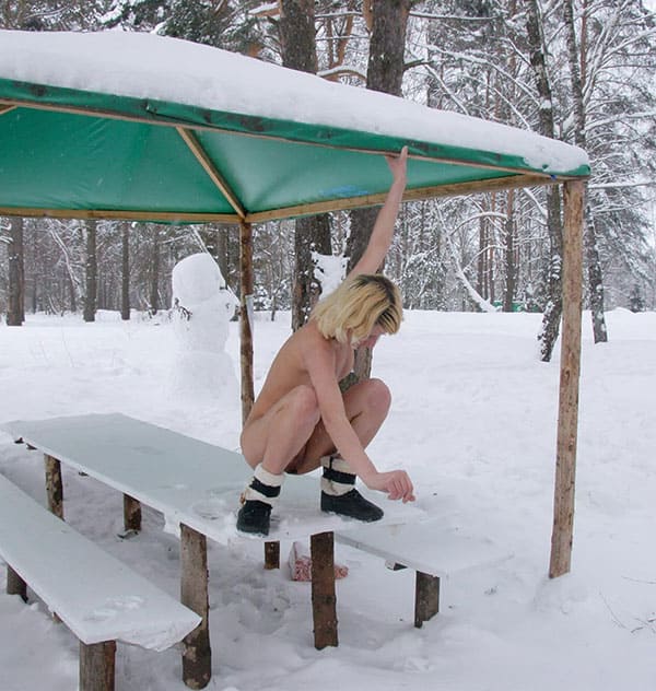 Молодая девушка писает зимой на природе 70 фото