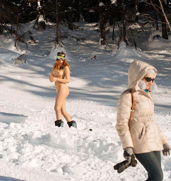 Голая девушка катается на сноуборде зимой 124 фото