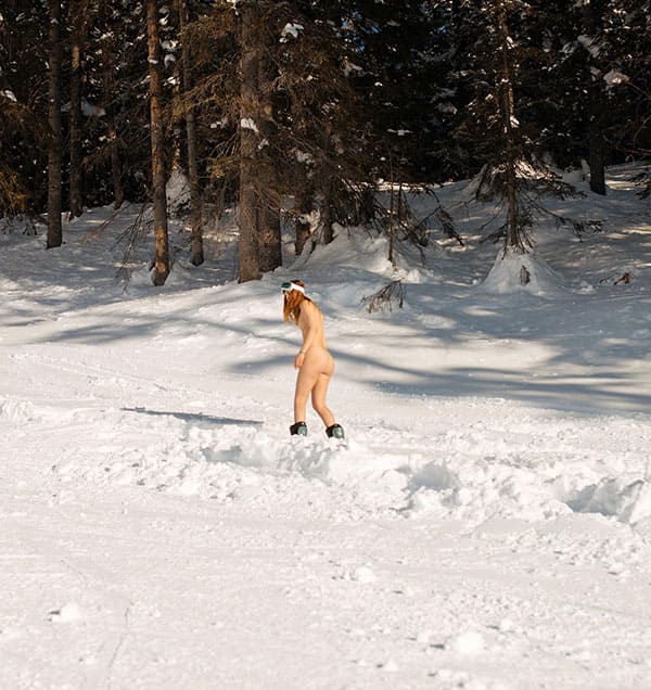 Голая девушка катается на сноуборде зимой 126 фото