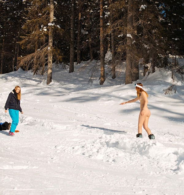 Голая девушка катается на сноуборде зимой 128 фото