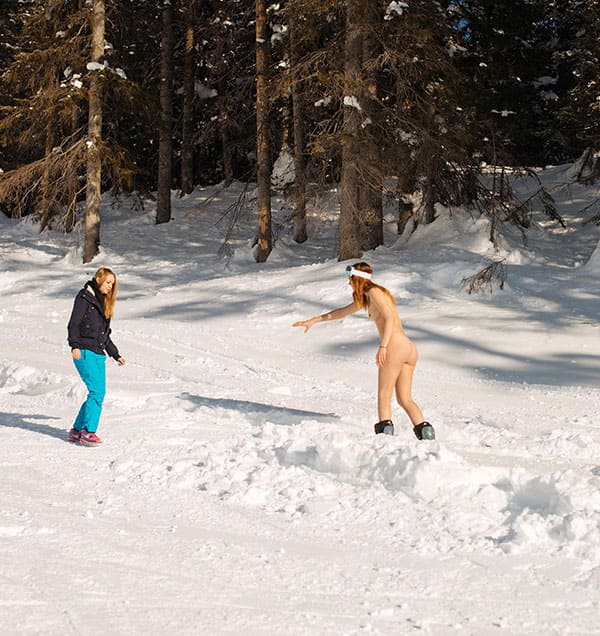 Голая девушка катается на сноуборде зимой 129 фото