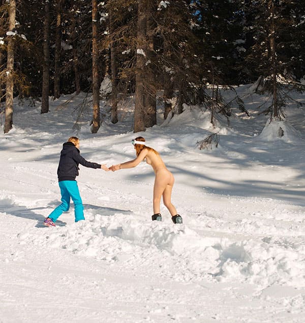 Голая девушка катается на сноуборде зимой 130 фото