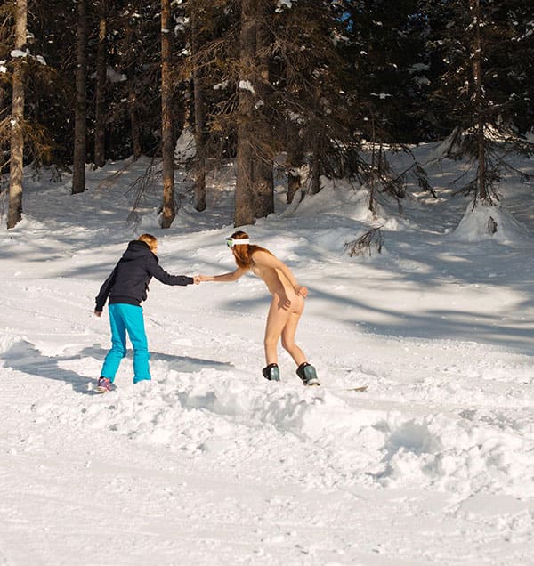 Голая девушка катается на сноуборде зимой 131 фото