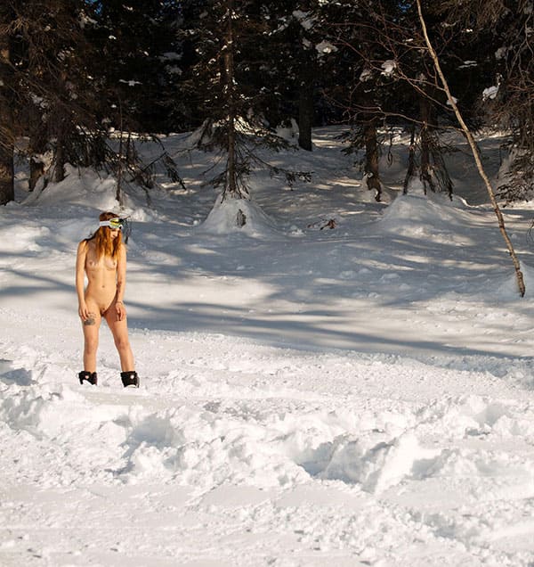 Голая девушка катается на сноуборде зимой 136 фото